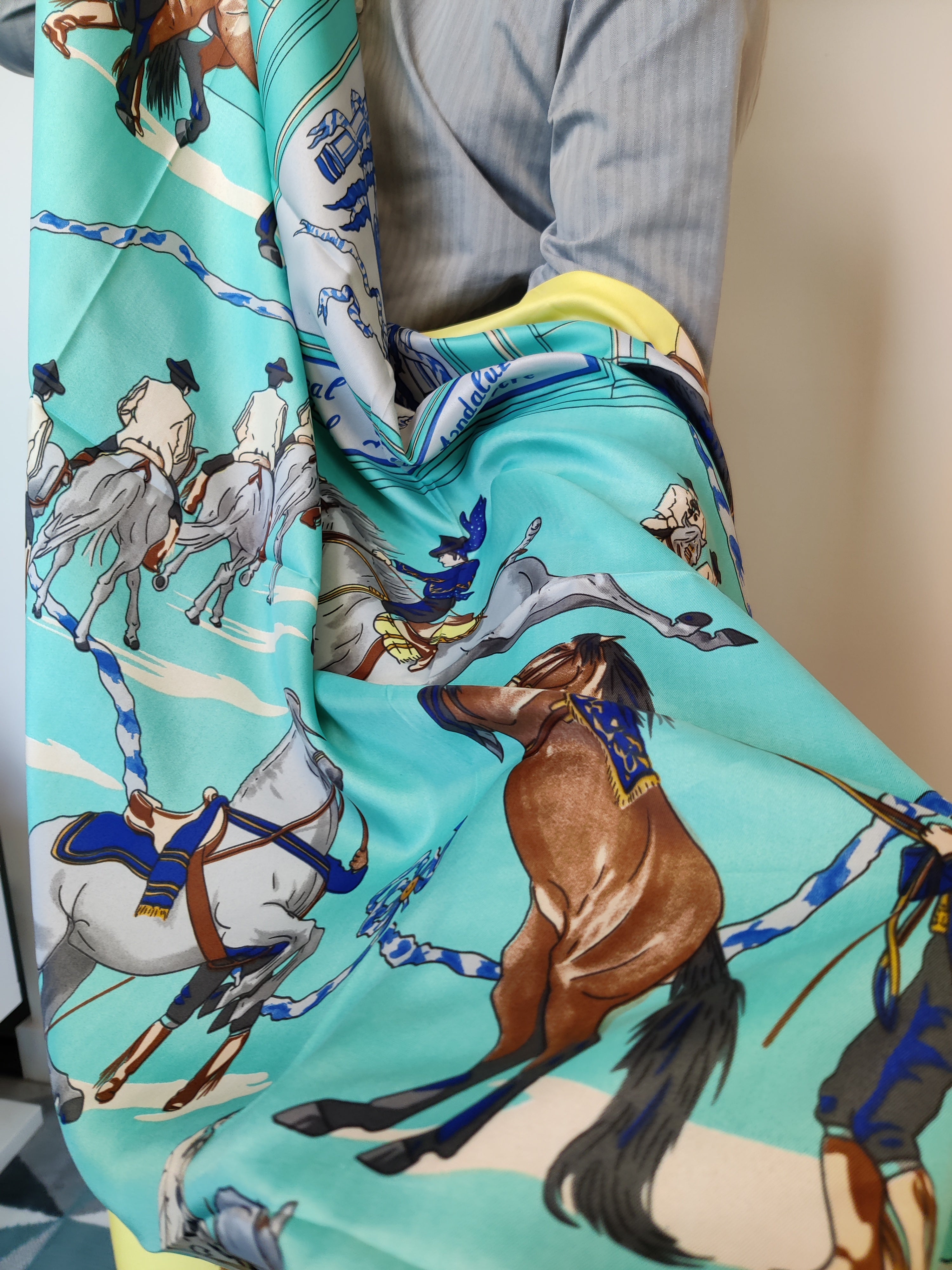 أوشحة حريرية إيطالية نسائية في صندوق هدايا 