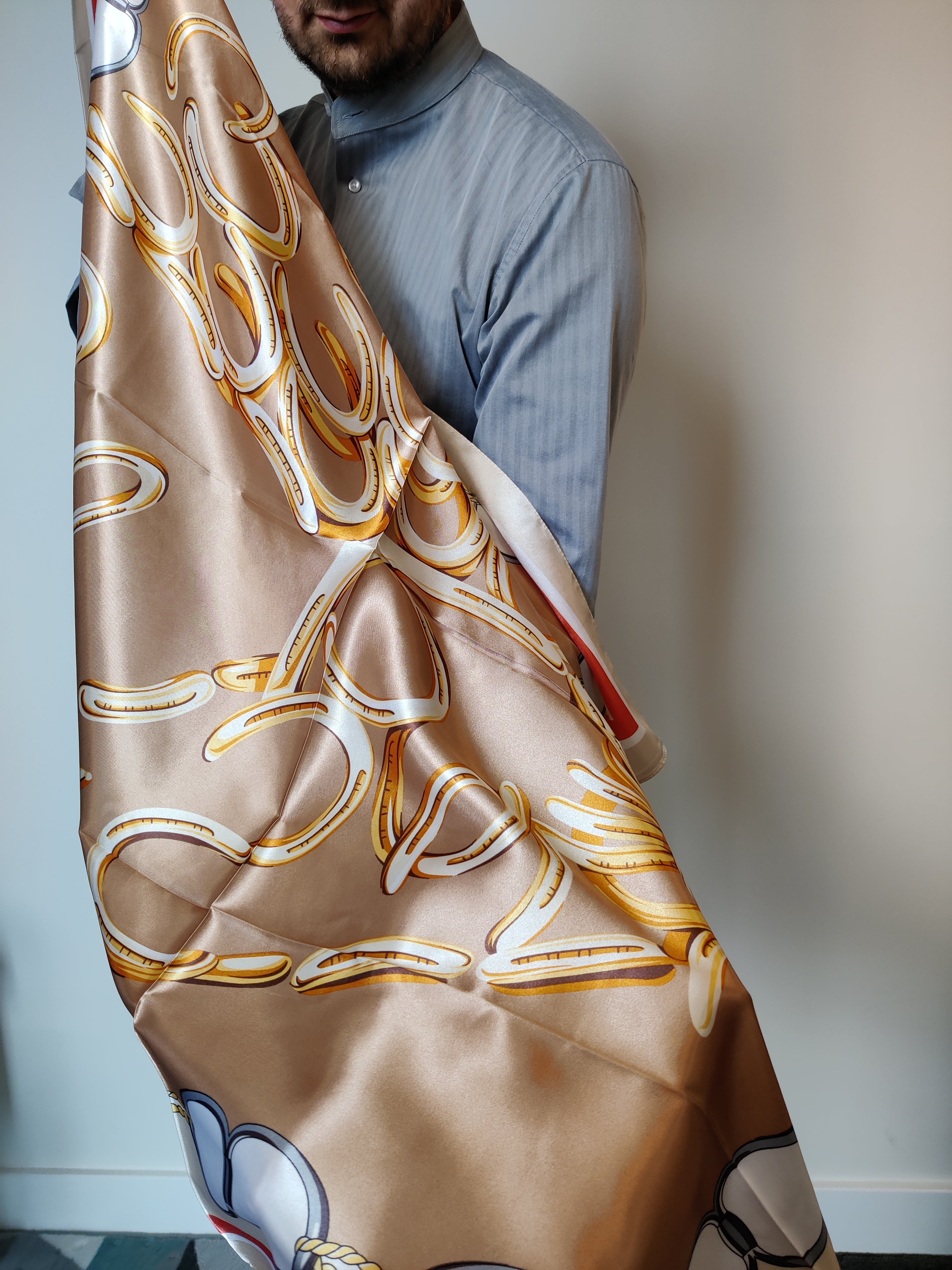 أوشحة حريرية إيطالية نسائية في صندوق هدايا 